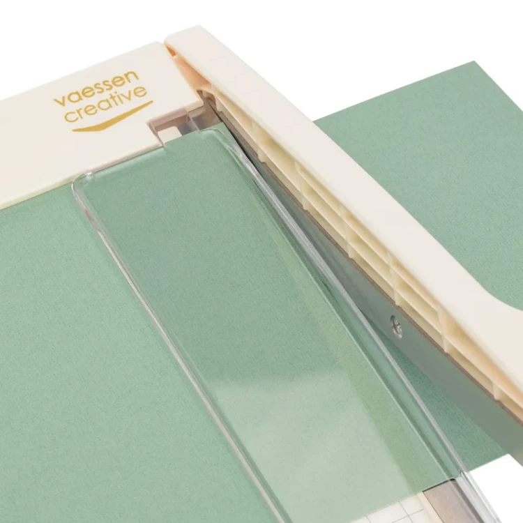 Mała gilotyna Vaessen Creative posiada docisk papieru