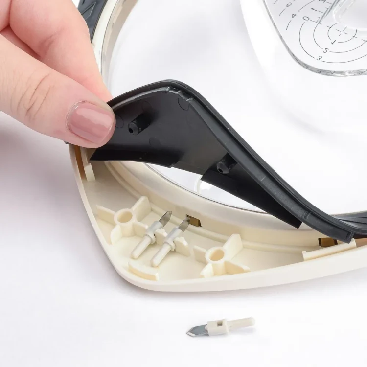 Zapasowe ostrza można schować w specjalnych schowkach pod podstawą z gumy