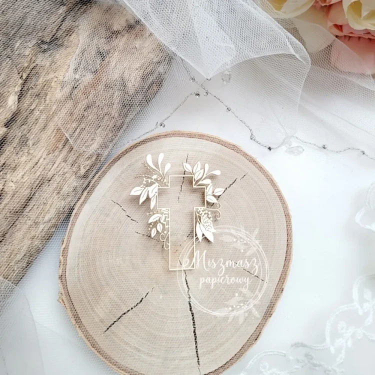 Krzyż Ażurowy Ozdobiony Kwiatuszkami Miszmasz Papierowy