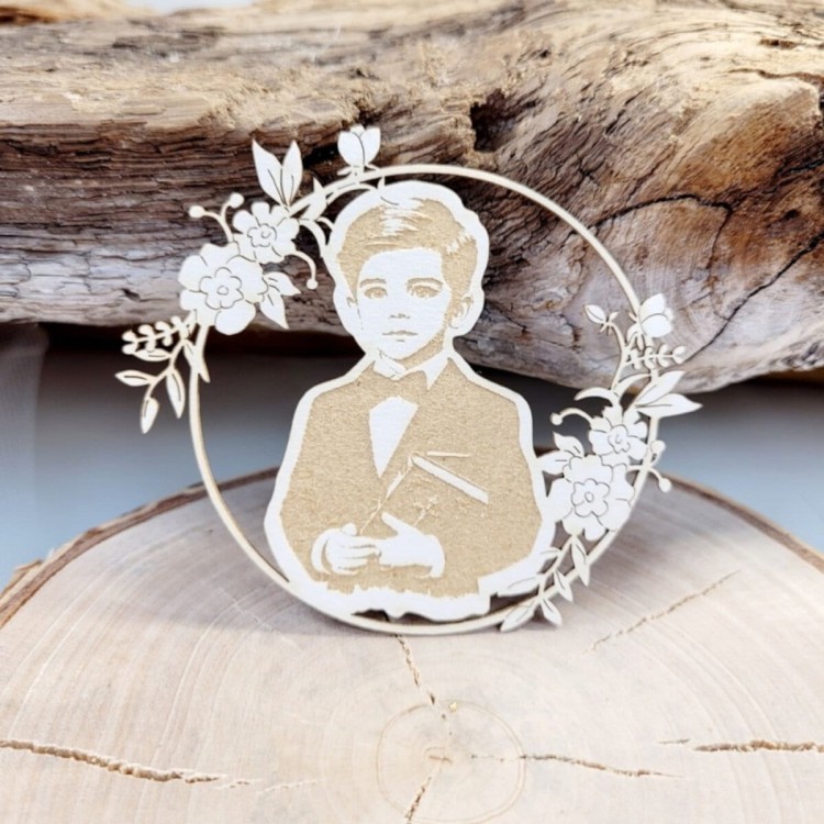 Różyczkowa ramka z grawerowanym chłopcem 2