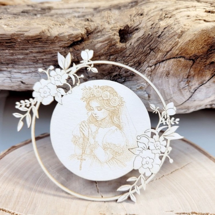 Różyczkowa ramka z uroczą grawerowaną dziewczynką 3