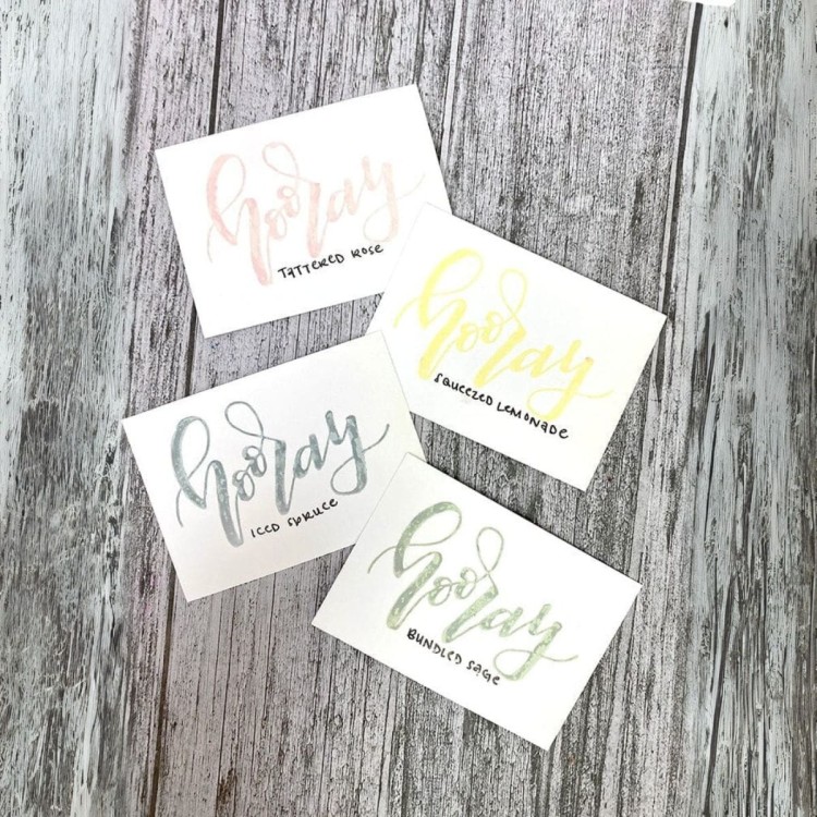 W zestawie tusze: Tattered Rose, Squeezed Lemonade, Iced Spruce i Bundled Sage