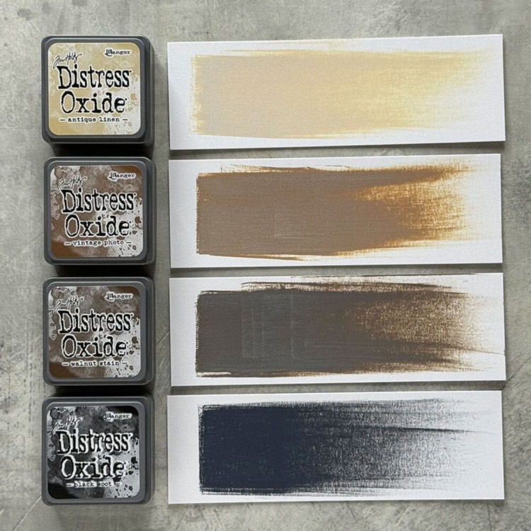 Cztery kolory tuszu Distress Mini Oxide z zestawu Kit 6: Antique Linen, Vintage Photo, Walnut Stain i Black Soot ułożone razem