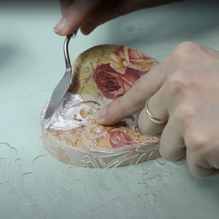 Nakładanie pasty metalową spachelką