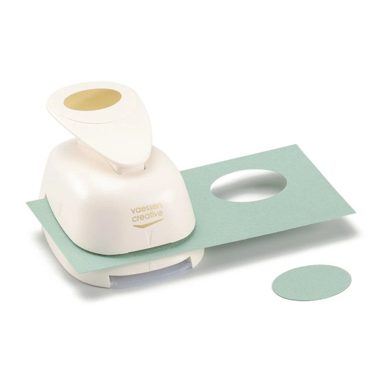 Dziurkacz ozdobny wycina kształty, dzięki czemu wykorzystasz zarówno wycięty element, jak i wzór powstały w papierze