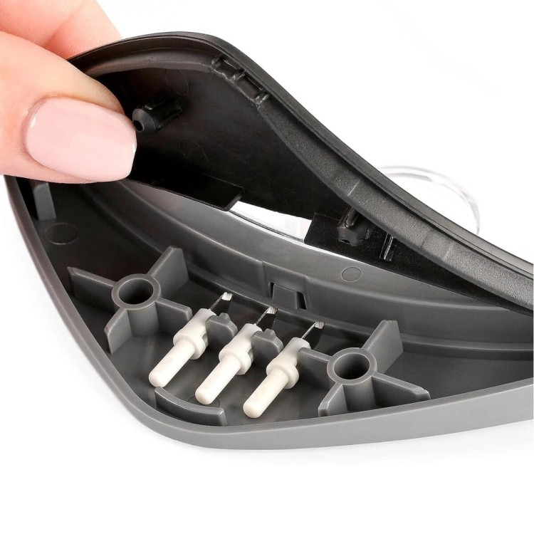 Zapasowe ostrza są umieszczone w specjalnym schowku pod gumą antypoślizgową