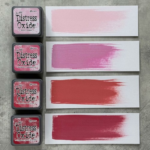 Cztery kolory tuszu Distress Mini Oxide z zestawu Kit 1: Spun Sugar, Picked Raspberry, Festive Berries i Lumberjack Plaid ułożone razem