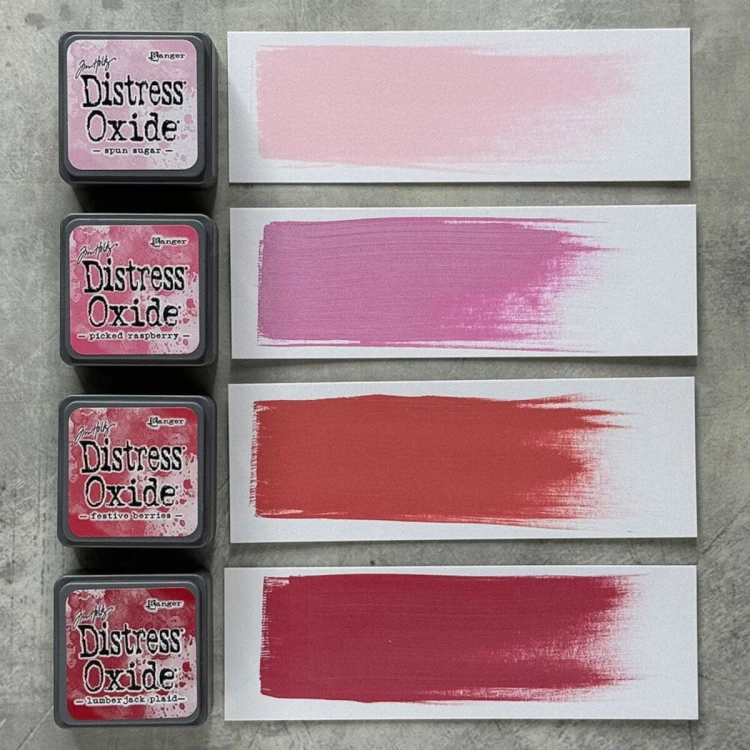 Cztery kolory tuszu Distress Mini Oxide z zestawu Kit 1: Spun Sugar, Picked Raspberry, Festive Berries i Lumberjack Plaid ułożone razem