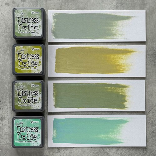 Cztery kolory tuszu Distress Mini Oxide z zestawu Kit 3: Bundled Sage, Crushed Olive, Peeled Paint i Cracked Pistachio ułożone razem