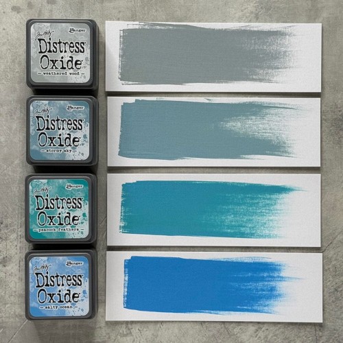 Cztery kolory tuszu Distress Mini Oxide z zestawu Kit 4: Weathered Wood, Stormy Sky, Peacock Feathers i Salty Ocean ułożone razem