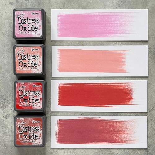 Cztery kolory tuszu Distress Mini Oxide z zestawu Kit 7: Kitsch Flamingo, Saltwater Taffy, Candied Apple i Fired Brick ułożone razem