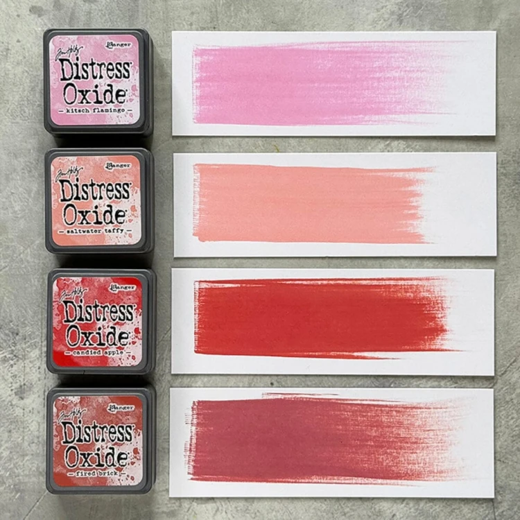 Cztery kolory tuszu Distress Mini Oxide z zestawu Kit 7: Kitsch Flamingo, Saltwater Taffy, Candied Apple i Fired Brick ułożone razem