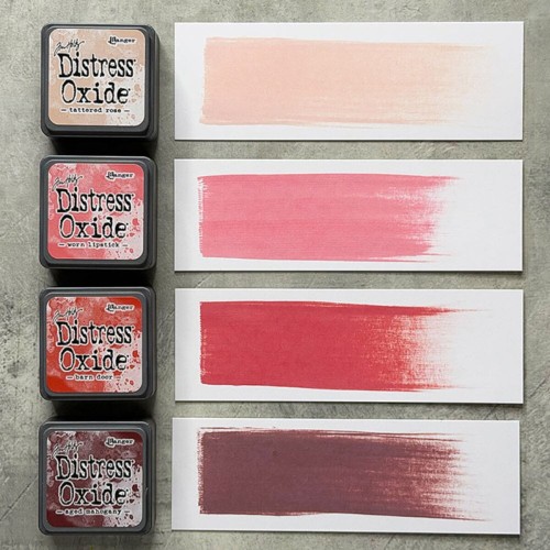 Cztery kolory tuszu Distress Mini Oxide z zestawu Kit 13: Tattered Rose, Worn Lipstick, Barn Door i Aged Mahogany ułożone razem