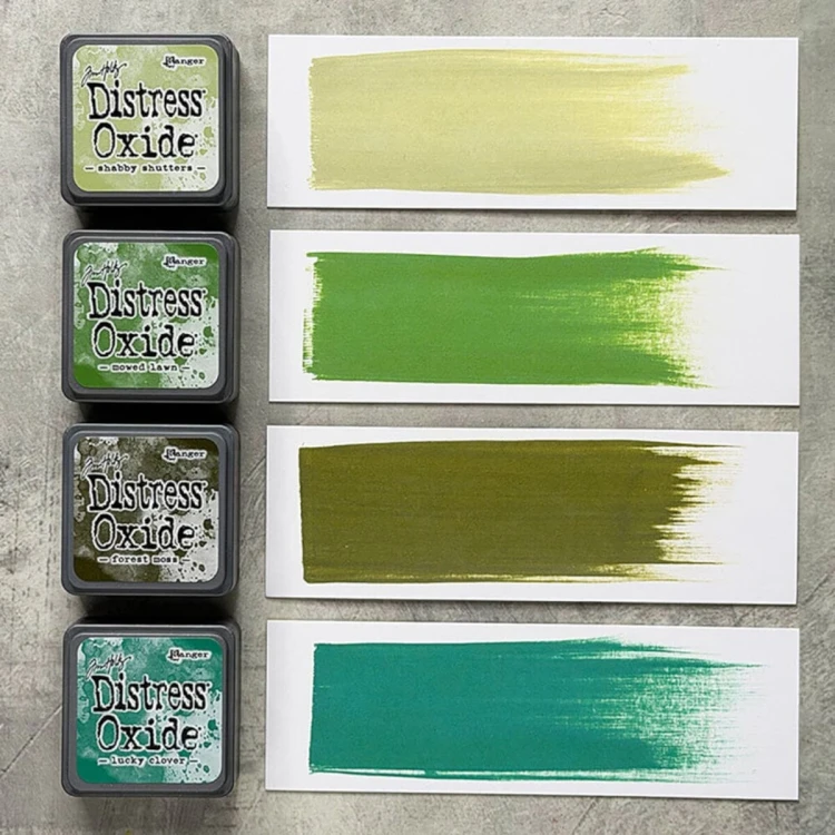 Cztery kolory tuszu Distress Mini Oxide z zestawu Kit 15: Shabby Shutters, Mowed Lawn, Forest Moss i Lucky Clover ułożone razem