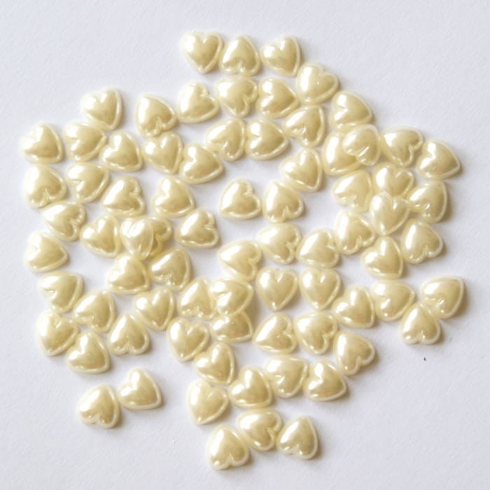 Półperełki serduszka 8mm ok. 70szt. KREMOWE